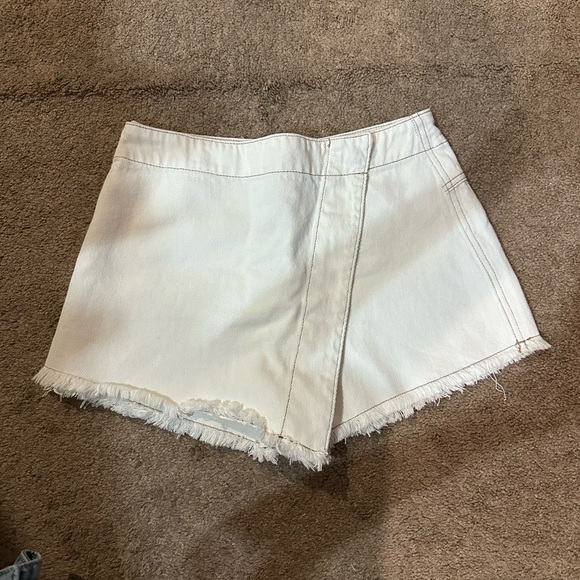 Chic White Frayed Hem Skort - Picture 1 of 3